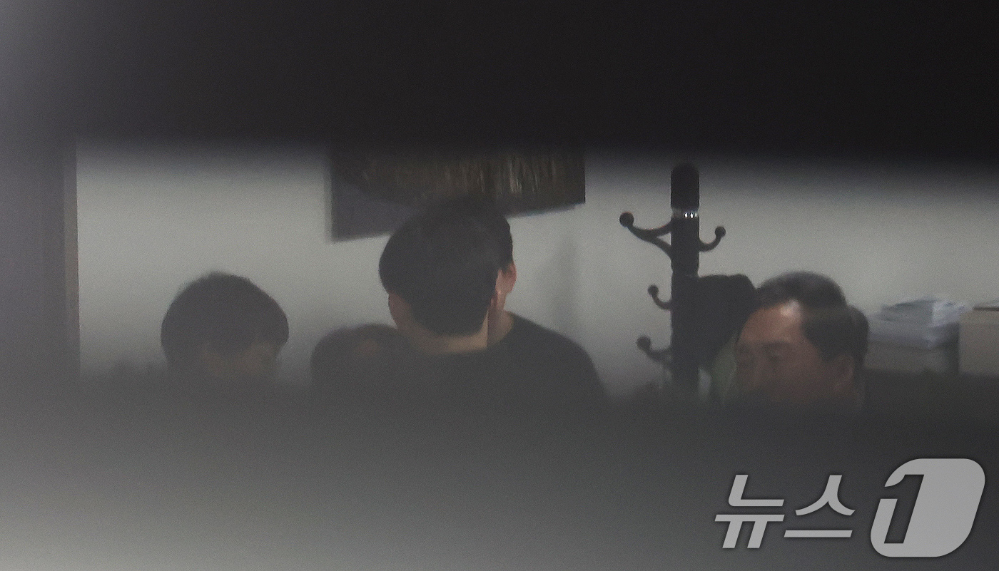 (서울=뉴스1) 장수영 기자 = 김건희특검이 '로저비비에 클러치백 수수 의혹'과 관련해 김기현 의원실과 자택에 대한 압수수색에 착수한 17일 서울 여의도 국회의원회관 김기현 의원에 …