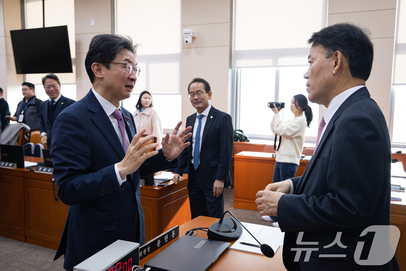 (서울=뉴스1) 유승관 기자 = 윤한홍 국회 정무위원장과 이억원 금융위원장이 17일 서울 여의도 국회에서 열린 제430회 국회 정무위원회 제1차 전체회의 산회 후 대화하고 있다. …