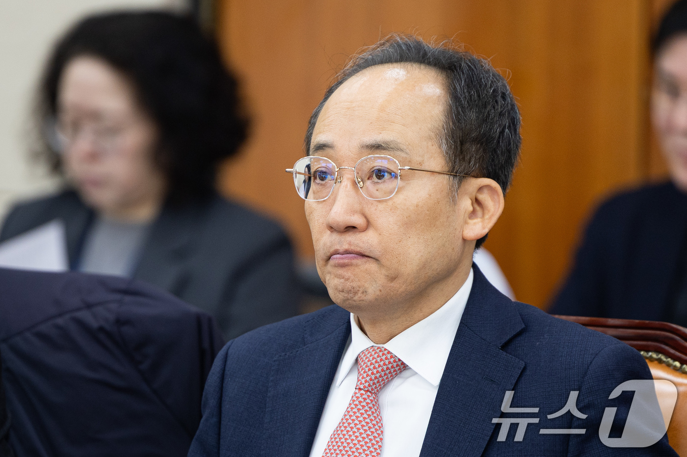 (서울=뉴스1) 유승관 기자 = 추경호 국민의힘 의원이 17일 서울 여의도 국회에서 열린 제430회 국회 정무위원회 제1차 전체회의에 참석해 자리하고 있다. 2025.12.17/뉴 …