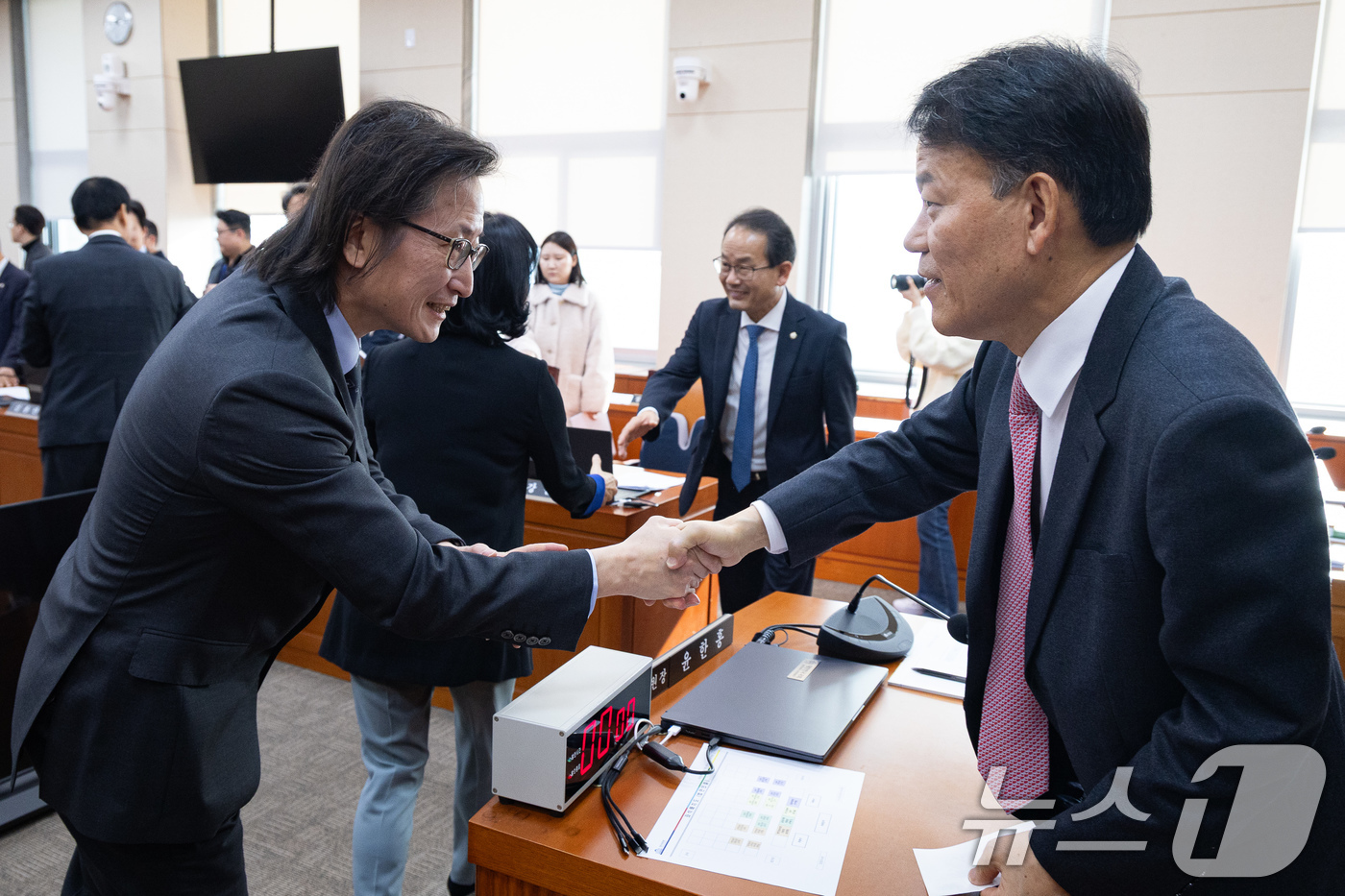 (서울=뉴스1) 유승관 기자 = 윤한홍 국회 정무위원장과 주병기 공정거래위원장이 17일 서울 여의도 국회에서 열린 제430회 국회 정무위원회 제1차 전체회의 산회 후 인사하고 있다 …