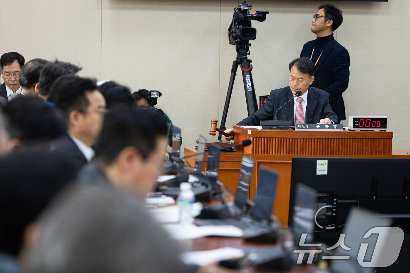 (서울=뉴스1) 유승관 기자 = 윤한홍 국회 정무위원장이 17일 서울 여의도 국회에서 열린 제430회 국회 정무위원회 제1차 전체회의에서 의사봉을 두드리고 있다. 2025.12.1 …