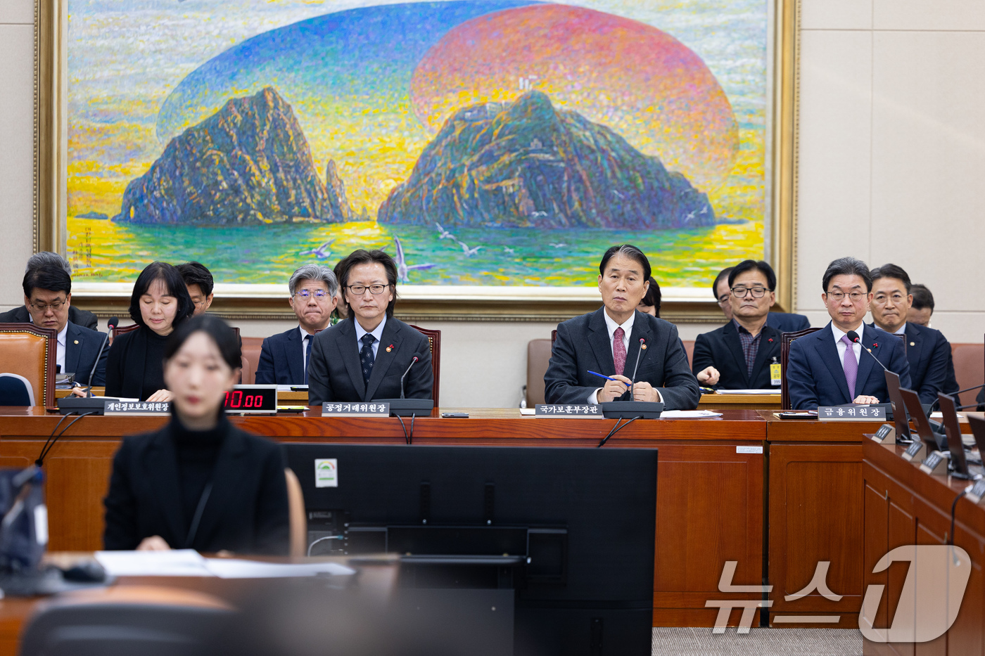 (서울=뉴스1) 유승관 기자 = 17일 서울 여의도 국회에서 열린 제430회 국회 정무위원회 제1차 전체회의에서 국무위원들이 법안 의결을 지켜보고 있다. 왼쪽부터 송경희 개인정보보 …