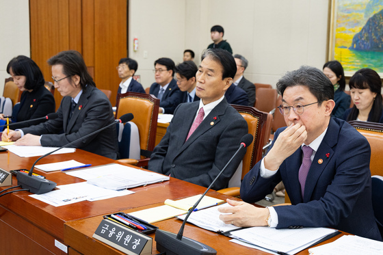 정무위 법안 의결 지켜보는 국무위원들