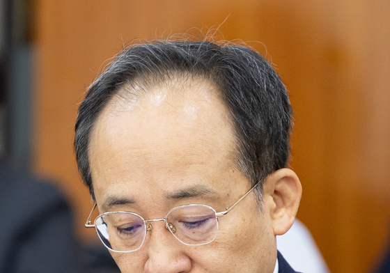 자료 살피는 추경호 국민의힘 의원