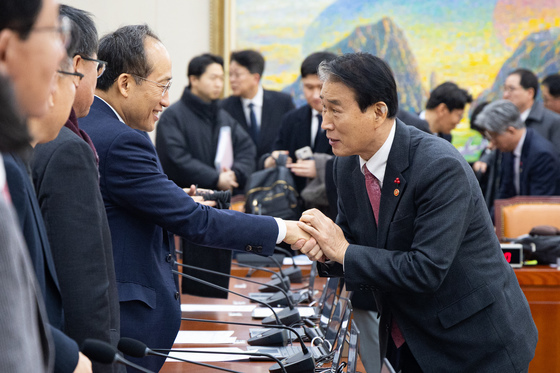 추경호 의원과 인사하는 권오을 장관