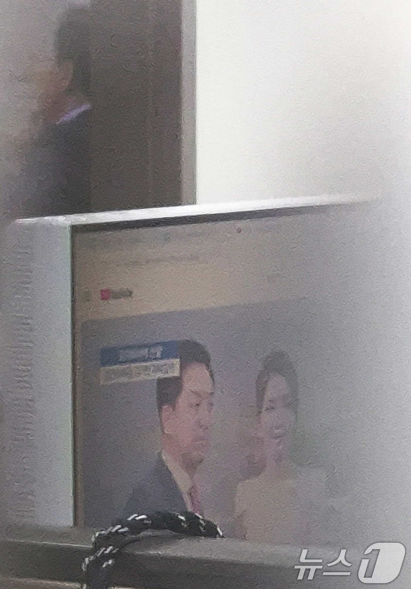 (서울=뉴스1) 장수영 기자 = 김건희특검이 '로저비비에 클러치백 수수 의혹'과 관련해 김기현 의원실과 자택에 대한 압수수색에 착수한 17일 서울 여의도 국회의원회관 김기현 의원실 …