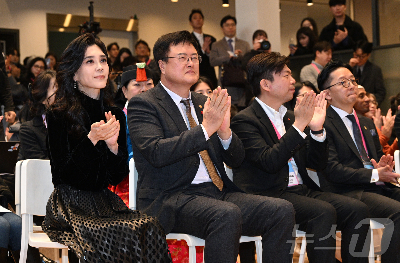 (서울=뉴스1) 이호윤 기자 = 이부진 한국방문의해위원장(왼쪽)과 김대현 문화체육관광부 2차관이 17일 서울 명동 커뮤니티하우스 마실에서 열린 '코리아 그랜드 세일' 개막식 행사에 …