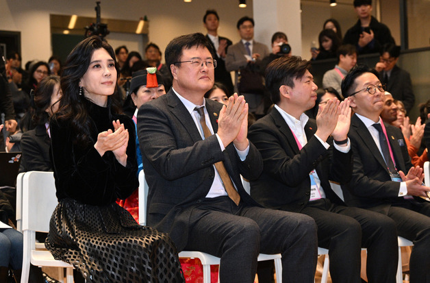 박수치는 이부진 위원장과 김대현 2차관