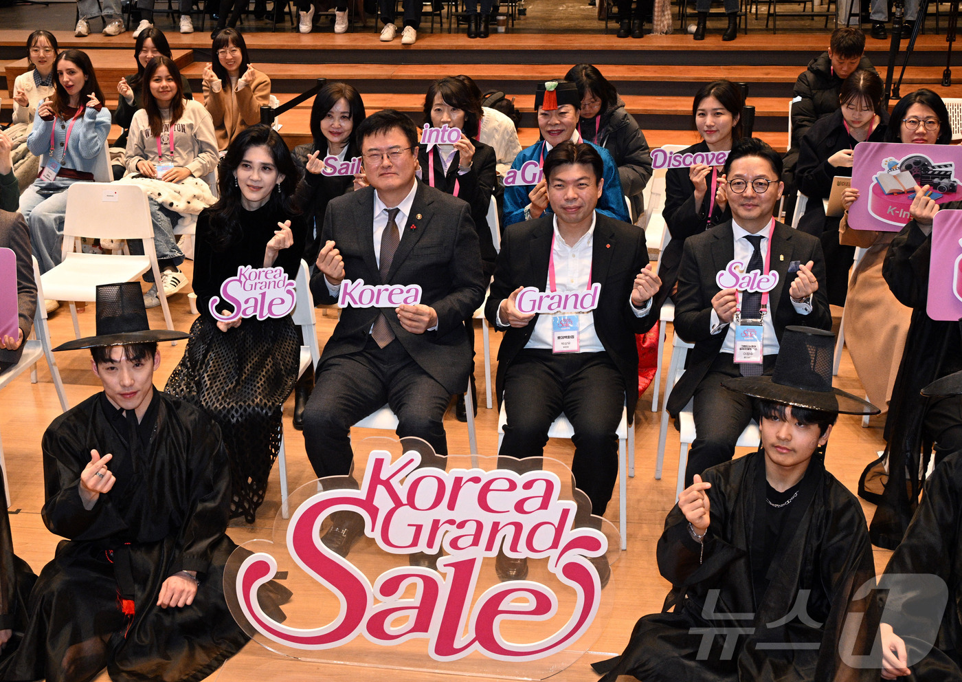 (서울=뉴스1) 이호윤 기자 = 이부진(왼쪽) 한국방문의해위원장과 김대현 문화체육관광부 2차관이 17일 서울 명동 커뮤니티하우스 마실에서 열린 '코리아 그랜드 세일' 개막식 행사에 …