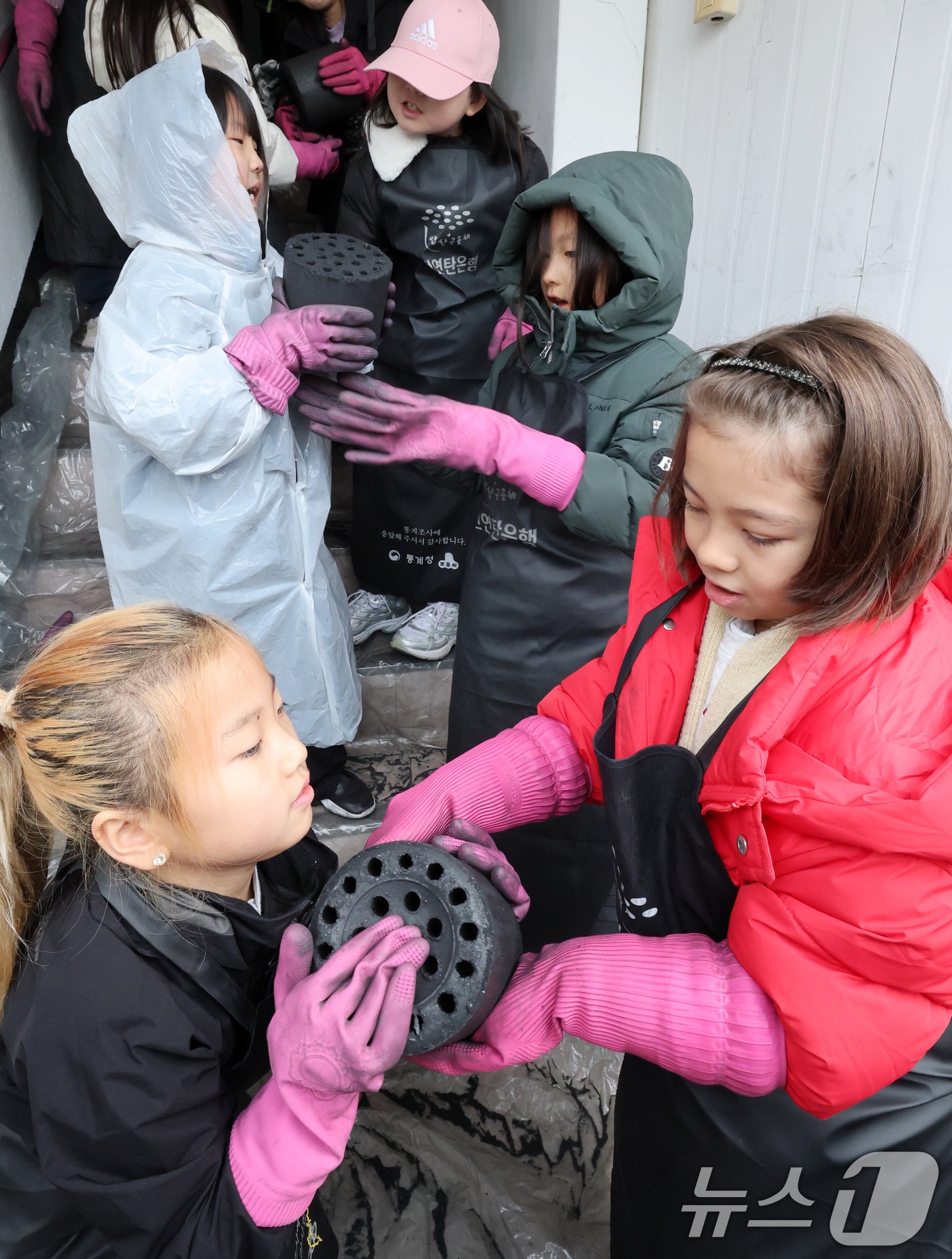 (대전=뉴스1) 김기태 기자 = 17일 대전 동구 신흥동 일원에서 대전국제학교 학생들이 연탄 나눔 봉사를 하고 있다. 2025.12.17/뉴스1