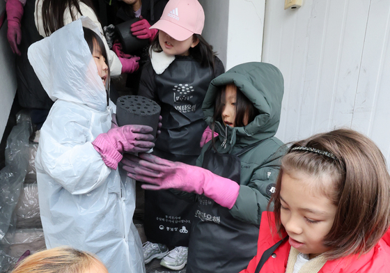 고사리 손으로 연탄 나눔 봉사