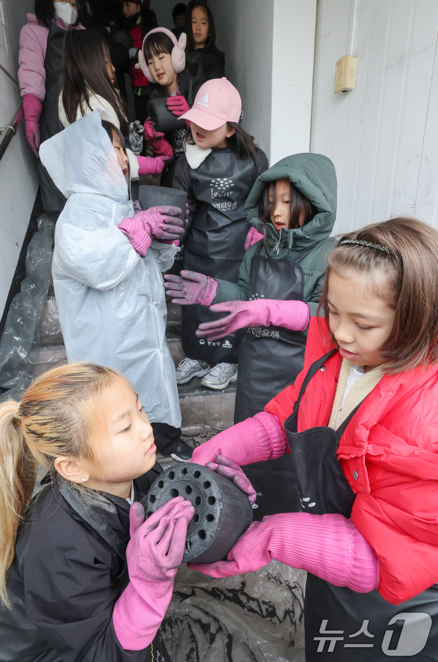 (대전=뉴스1) 김기태 기자 = 17일 대전 동구 신흥동 일원에서 대전국제학교 학생들이 연탄 나눔 봉사를 하고 있다. 2025.12.17/뉴스1