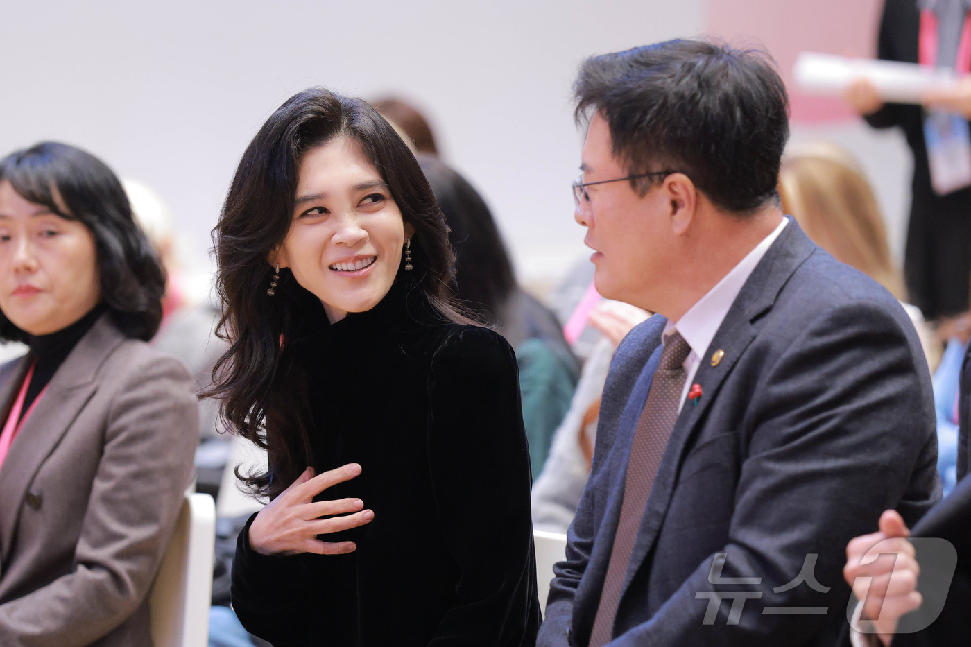 (서울=뉴스1) 이호윤 기자 = 이부진 한국방문의해위원회 위원장(왼쪽)과 김대현 문화체육관광부 제2차관이 17일 오전 서울 중구 커뮤니티하우스 마실에서 열린 '2026 코리아 그랜 …