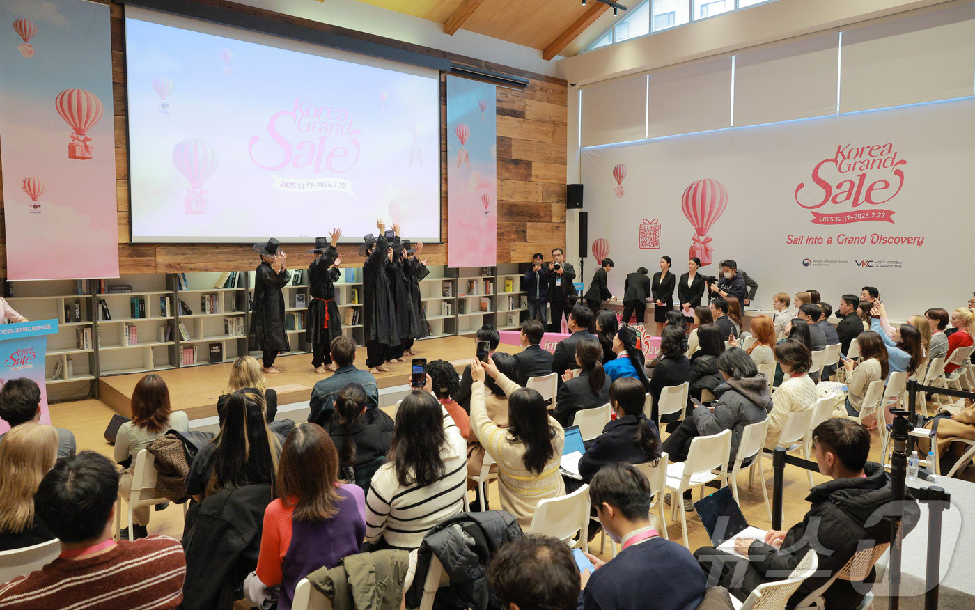 (서울=뉴스1) 이호윤 기자 = 이부진 한국방문의해위원회 위원장과 김대현 문화체육관광부 제2차관 등 참석자들이 17일 오전 서울 중구 커뮤니티하우스 마실에서 열린 '2026 코리아 …