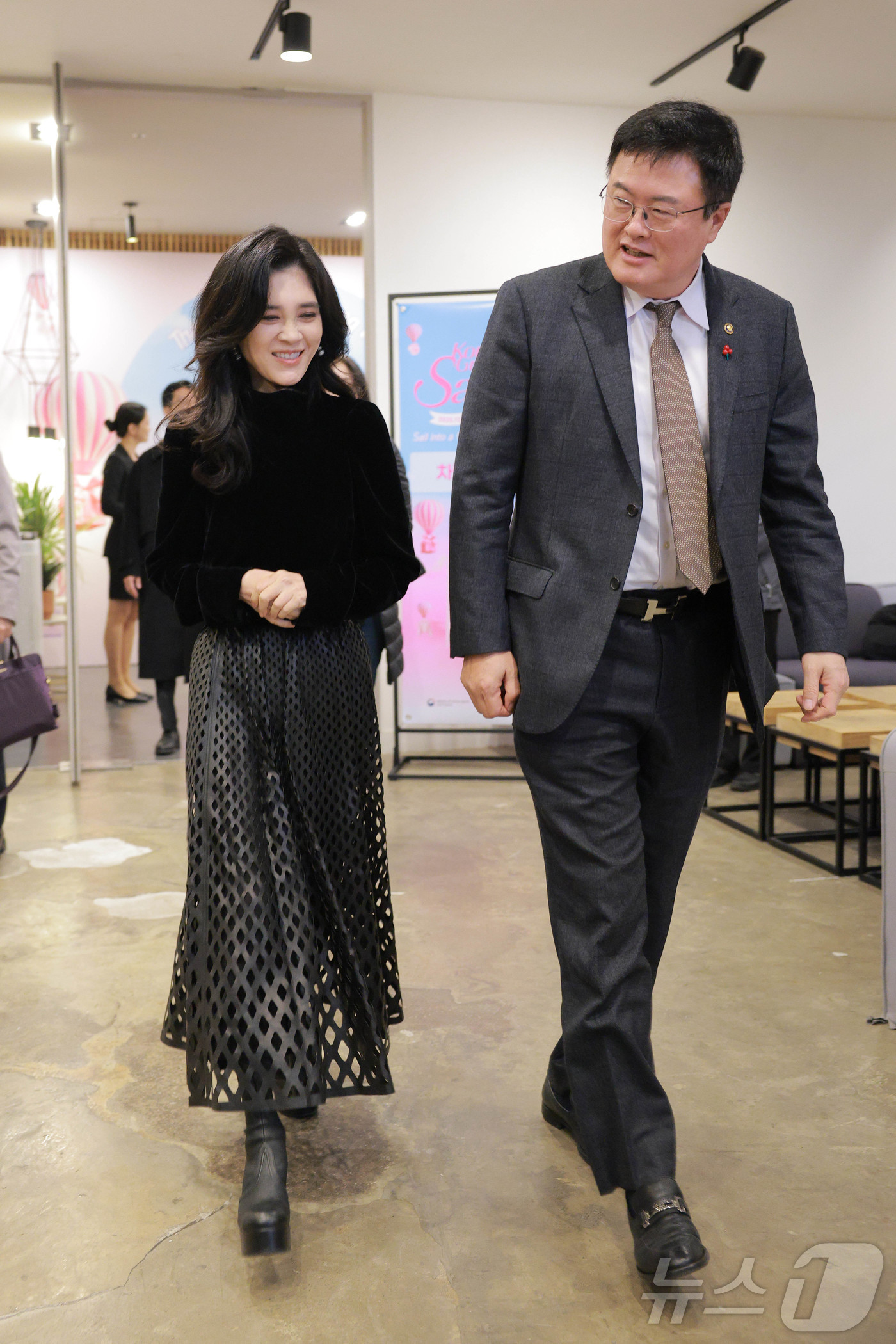 (서울=뉴스1) 이호윤 기자 = 이부진 한국방문의해위원회 위원장(왼쪽)과 김대현 문화체육관광부 제2차관이 17일 오전 서울 중구 커뮤니티하우스 마실에서 열린 '2026 코리아 그랜 …