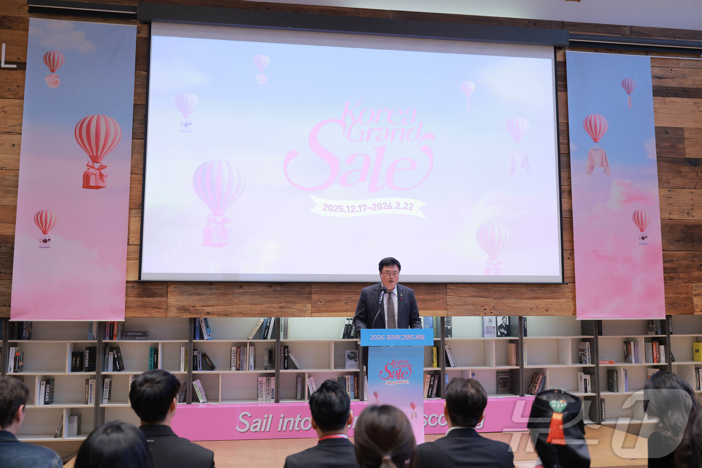 (서울=뉴스1) 이호윤 기자 = 김대현 문화체육관광부 제2차관이 17일 오전 서울 중구 커뮤니티하우스 마실에서 열린 '2026 코리아 그랜드 세일 개막행사'에서 환영사를 하고 있다 …