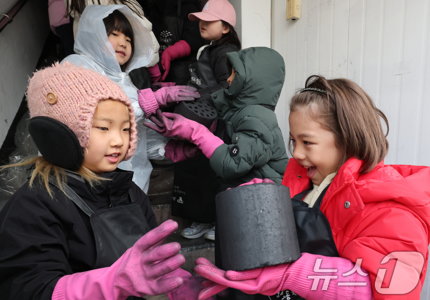 (대전=뉴스1) 김기태 기자 = 17일 대전 동구 신흥동 일원에서 대전국제학교 학생들이 연탄 나눔 봉사를 하고 있다. 2025.12.17/뉴스1