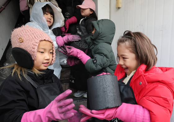 연탄 봉사 '입가에 미소'