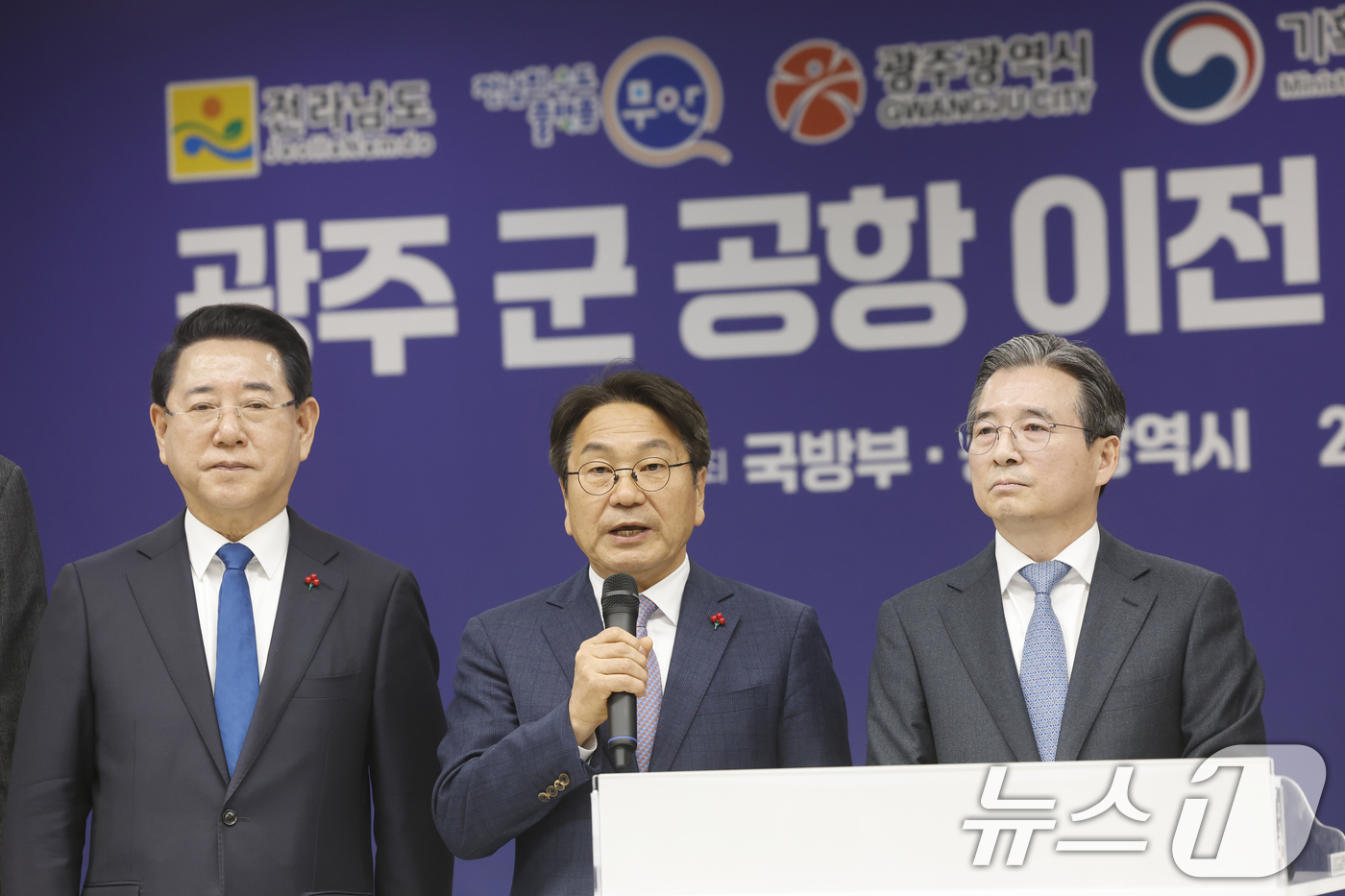 (광주=뉴스1) 김태성 기자 = 강기정 광주시장이 17일 광주 서구 광주도시공사에서 열린 광주군공항이전 6자협의체회의를 마치고 질의응답을 하고 있다. 왼쪽부터 김영록 전남지사, 강 …