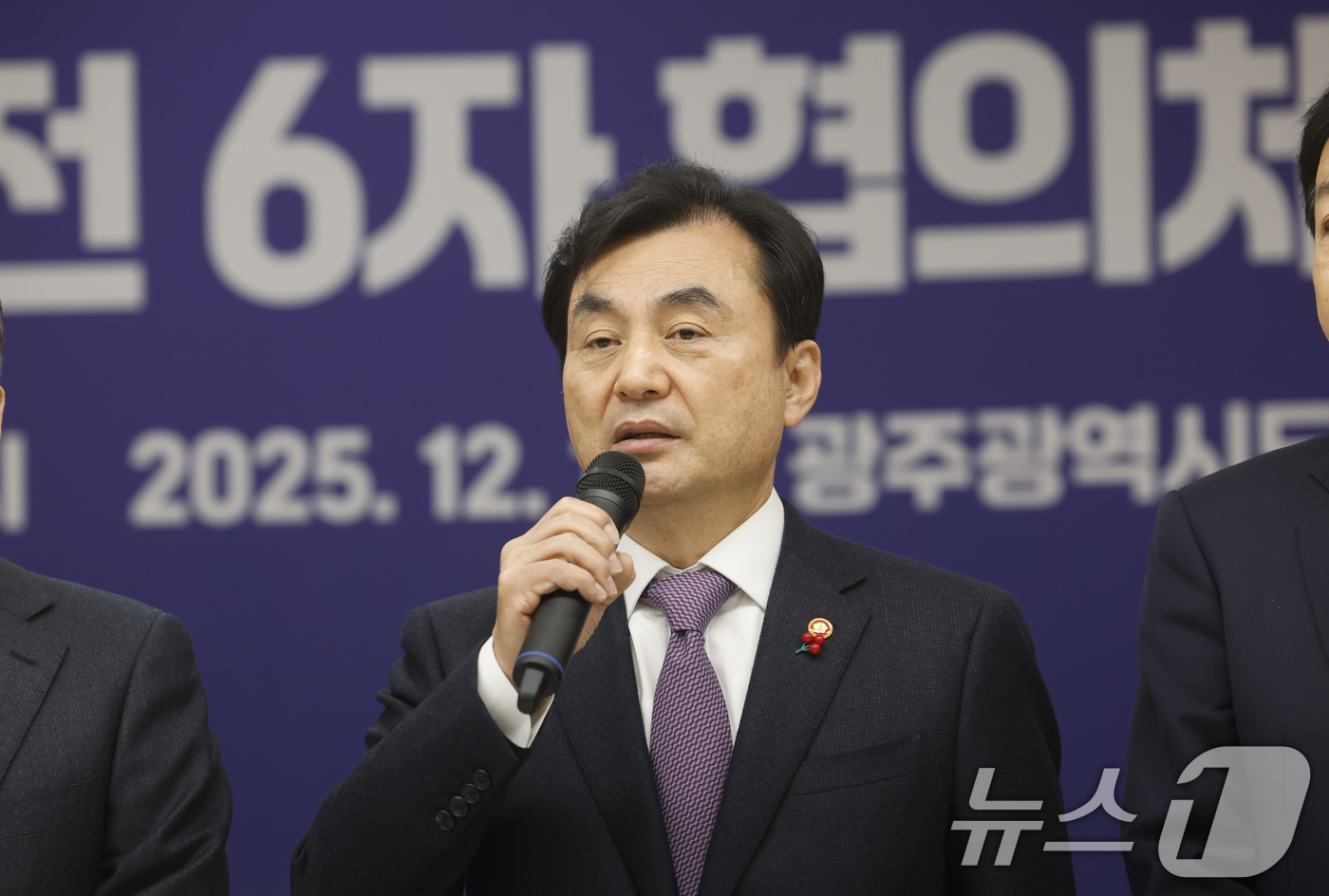 (광주=뉴스1) 김태성 기자 = 안규백 국방부장관이 17일  광주 서구 광주도시공사에서 열린 광주군공항이전 6자협의체회의를 마치고 질의응답을 하고 있다. 2025.12.17/뉴스1 …