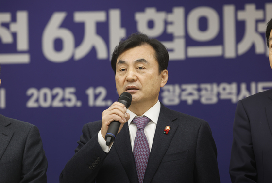 군공항이전관련 설명하는 안규백 국방장관