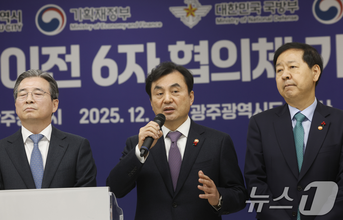 (광주=뉴스1) 김태성 기자 = 안규백 국방부장관이 17일 광주 서구 광주도시공사에서 열린 광주군공항이전 6자협의체회의를 마치고 질의응답을 하고 있다. 2025.12.17/뉴스1