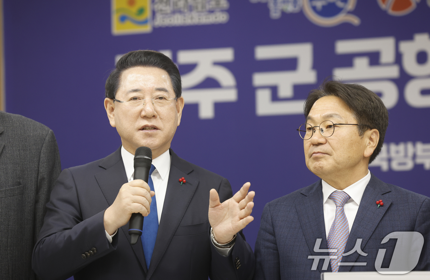 (광주=뉴스1) 김태성 기자 = 김영록 전남도지사가 17일 광주 서구 광주도시공사에서 열린 광주군공항이전 6자협의체회의를 마치고 질의응답을 하고 있다. 2025.12.17/뉴스1