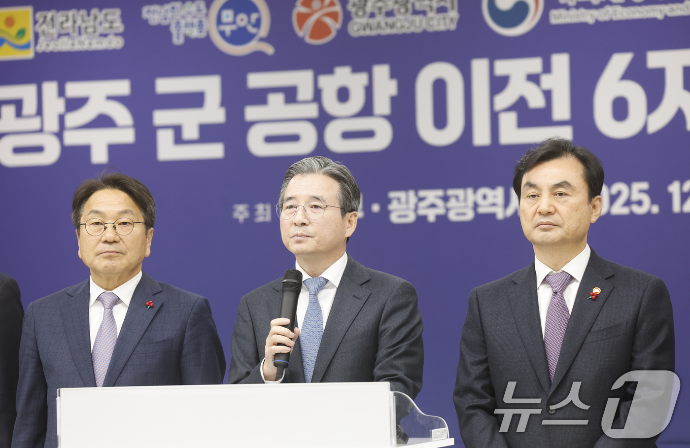 (광주=뉴스1) 김태성 기자 = 17일 김용범 대통령비서실 정책실장이 광주 서구 광주도시공사에서 열린 광주군공항이전 6자협의체회의를 마치고 설명을 하고 있다. 왼쪽부터 강기정 광주 …