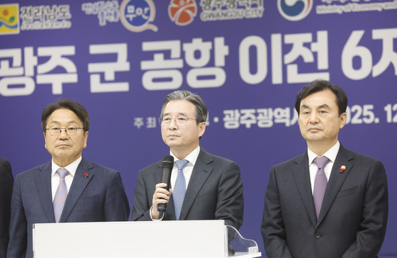 군공항이전관련 설명하는 김용범 정책실장