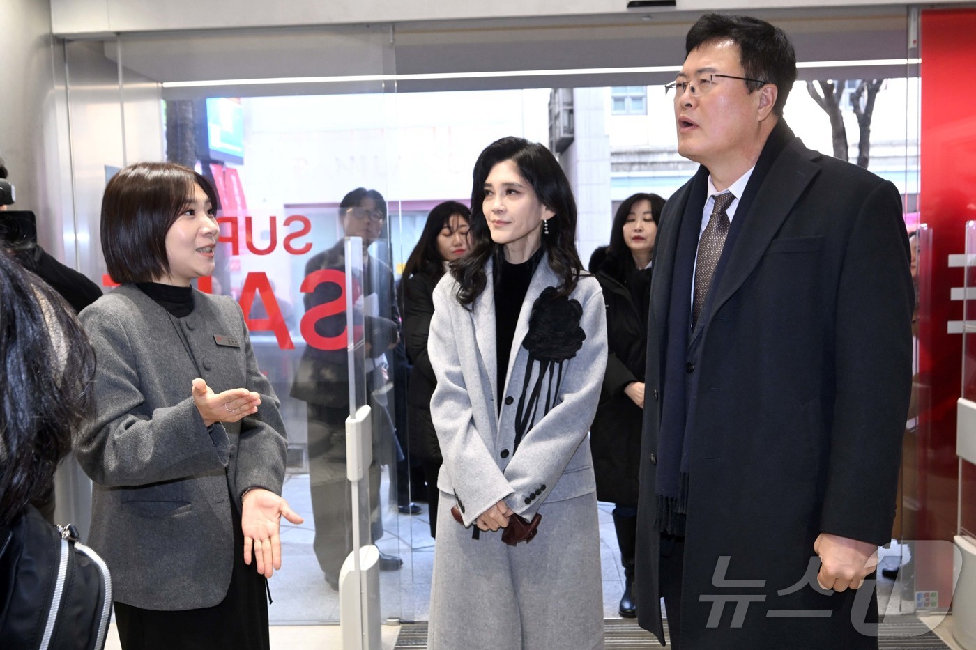 (서울=뉴스1) 이호윤 기자 = 이부진 한국방문의해위원장과 김대현 문화체육관광부 2차관이 17일 서울 명동 에잇세컨즈 매장에서 '코리아그랜드세일' 현장점검을 하고 있다. (공동취재 …