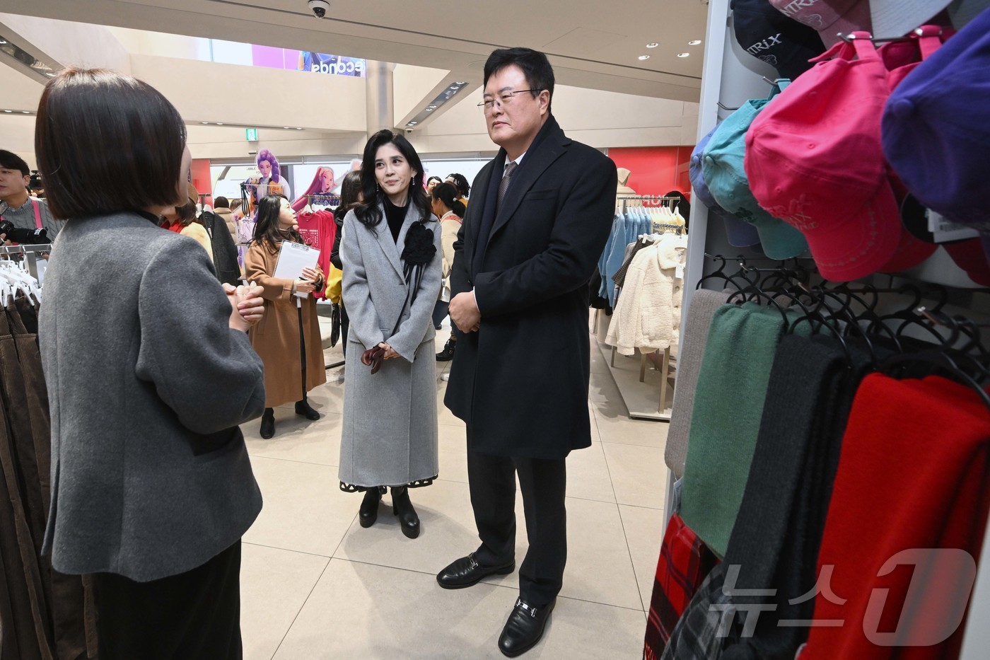 (서울=뉴스1) 이호윤 기자 = 이부진 한국방문의해위원장과 김대현 문화체육관광부 2차관이 17일 서울 명동 에잇세컨즈 매장에서 '코리아그랜드세일' 현장점검을 하고 있다. (공동취재 …