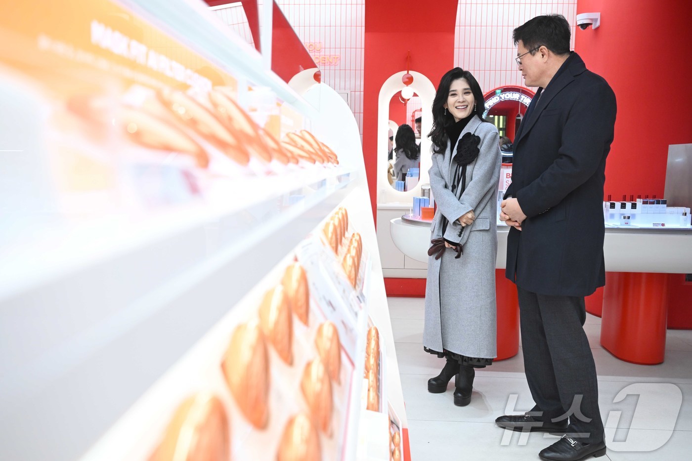 (서울=뉴스1) 이호윤 기자 = 김대현 문화체육관광부 2차관과 이부진 한국방문의해위원회 위원장 겸 호텔신라 대표이사가 '2026 코리아그랜드세일' 개막일인 17일 오전 서울 중구 …