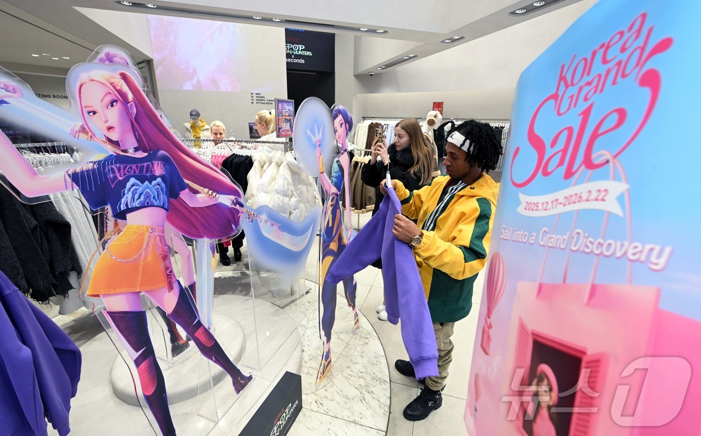 (서울=뉴스1) 이호윤 기자 = 문화체육관광부와 한국방문의해위원회가 외국인의 방한 관광과 소비를 촉진하기 위한 쇼핑관광축제 '2026 코리아그랜드세일'을 내년 2월 22일까지 개최 …