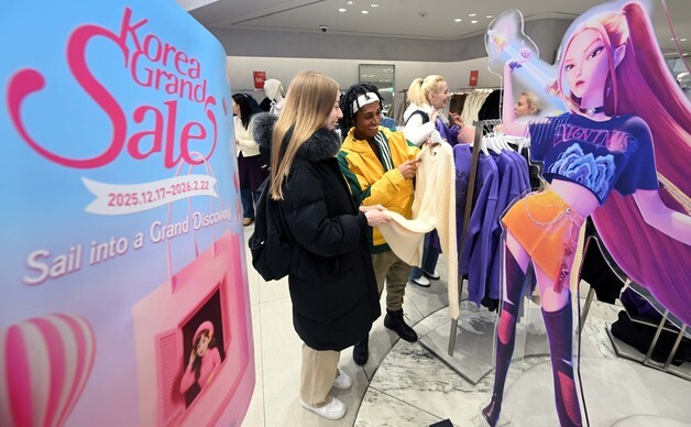 '케데헌' 협업 상품 살펴보는 외국인 관광객들