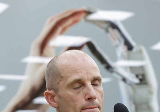 눈 감은 쿠팡 임시 대표