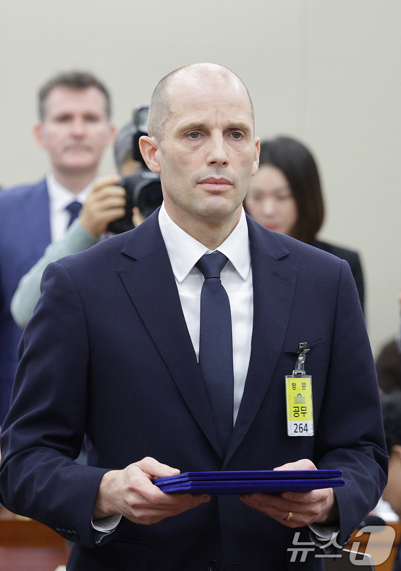 (서울=뉴스1) 신웅수 기자 = 해롤드 로저스 쿠팡 임시 대표가 17일 서울 여의도 국회 과학기술정보방송통신위원회에서 열린 쿠팡 침해사고 관련 청문회에서 증인 선서문을 제출하기 위 …