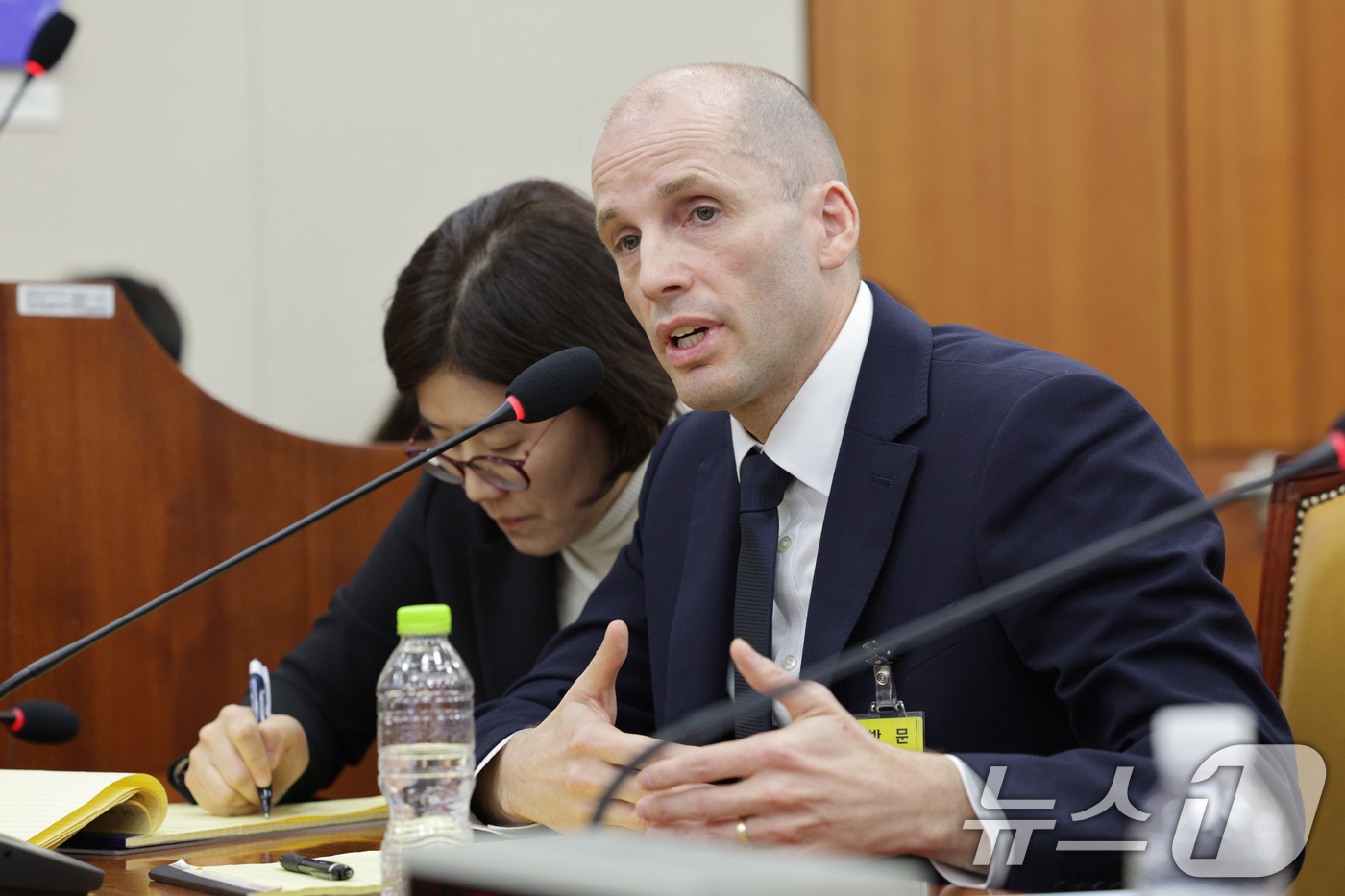 (서울=뉴스1) 신웅수 기자 = 해롤드 로저스 쿠팡 임시 대표가 17일 서울 여의도 국회 과학기술정보방송통신위원회에서 열린 쿠팡 침해사고 관련 청문회에서 의원 질의에 답변하고 있다 …