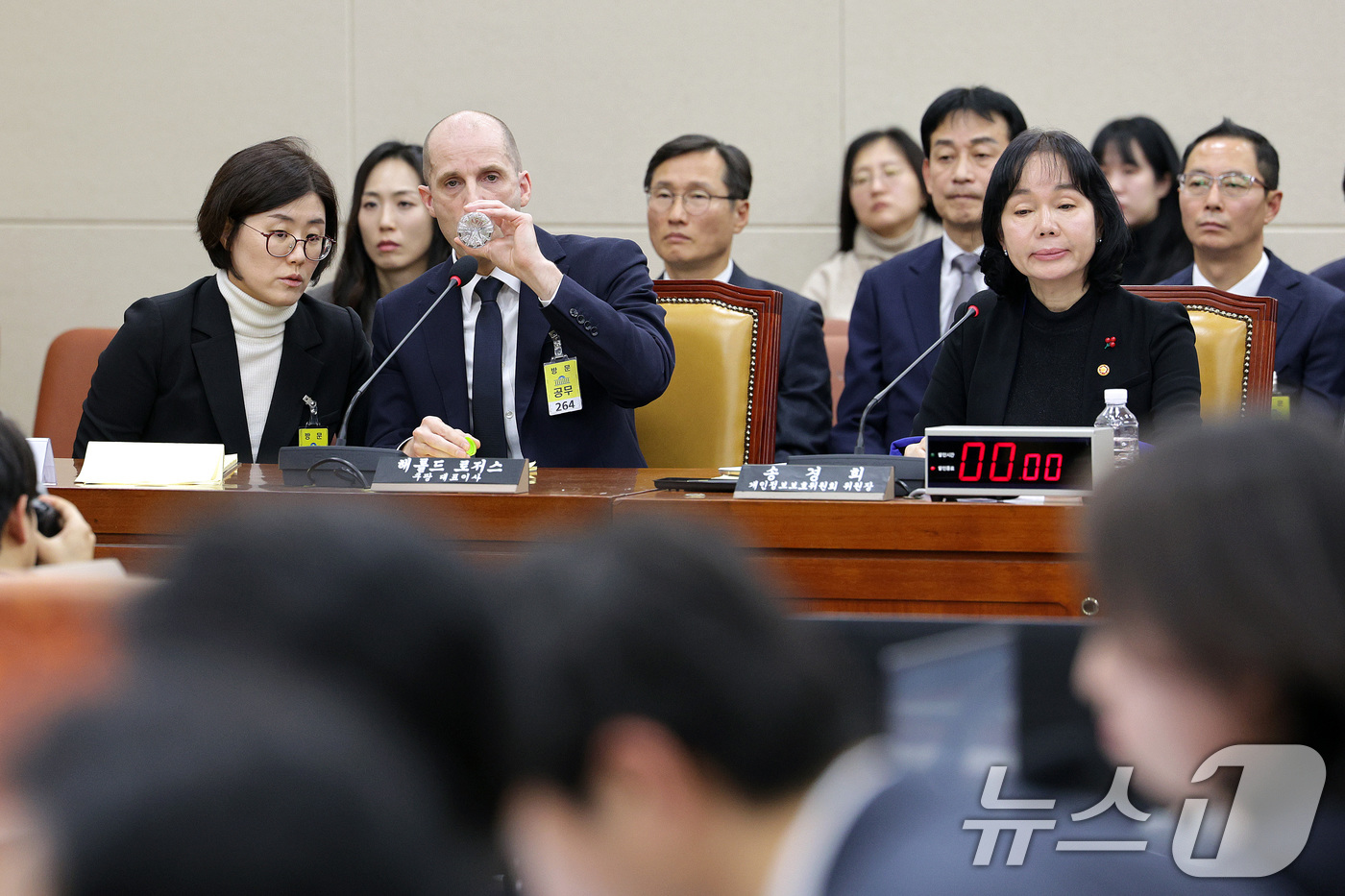 (서울=뉴스1) 신웅수 기자 = 해롤드 로저스 쿠팡 임시 대표가 17일 서울 여의도 국회 과학기술정보방송통신위원회에서 열린 쿠팡 침해사고 관련 청문회에서 목을 축이고 있다. 202 …