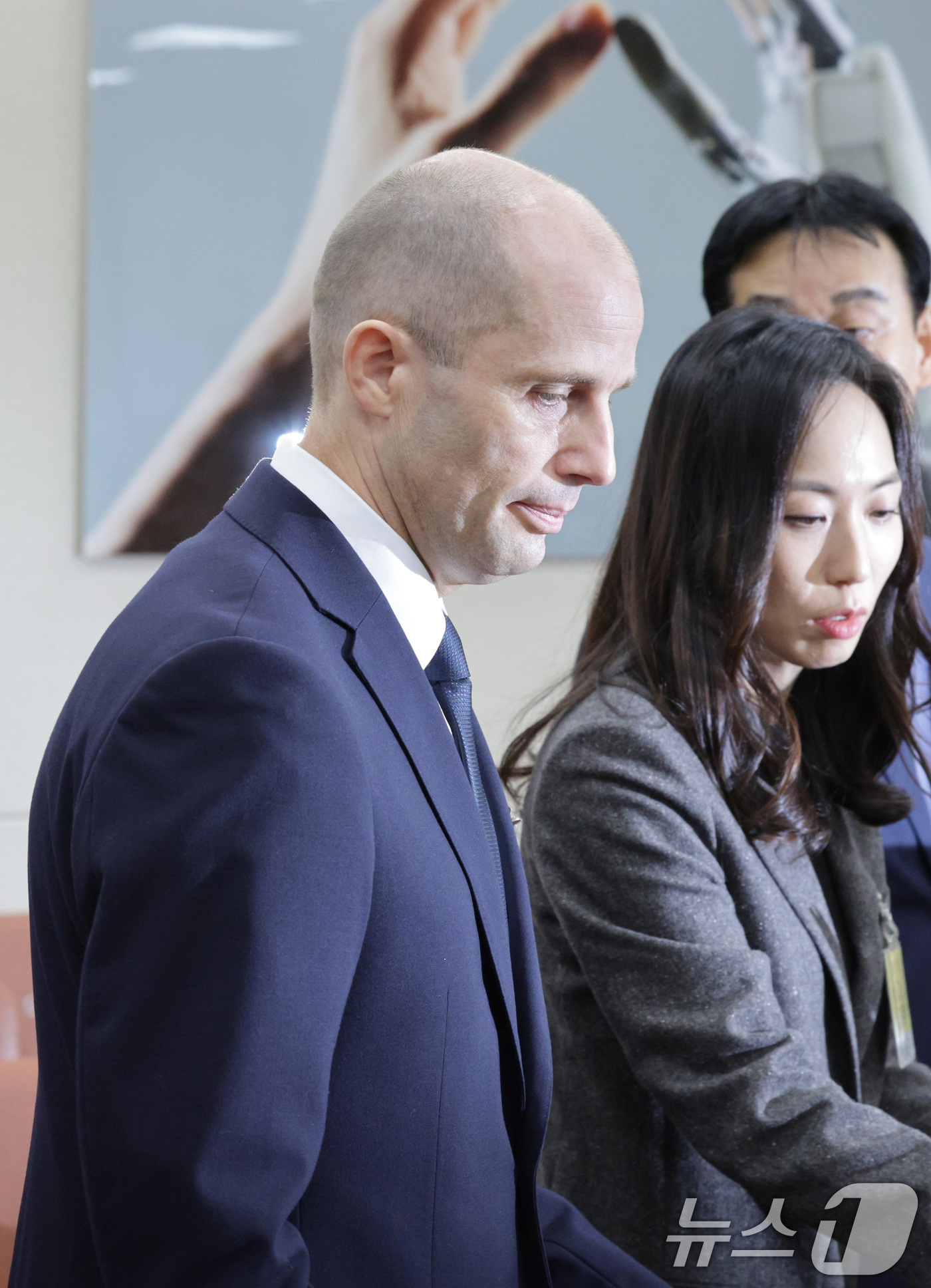 (서울=뉴스1) 신웅수 기자 = 해롤드 로저스 쿠팡 임시 대표가 17일 서울 여의도 국회 과학기술정보방송통신위원회에서 열린 쿠팡 침해사고 관련 청문회에 출석하고 있다. 2025.1 …