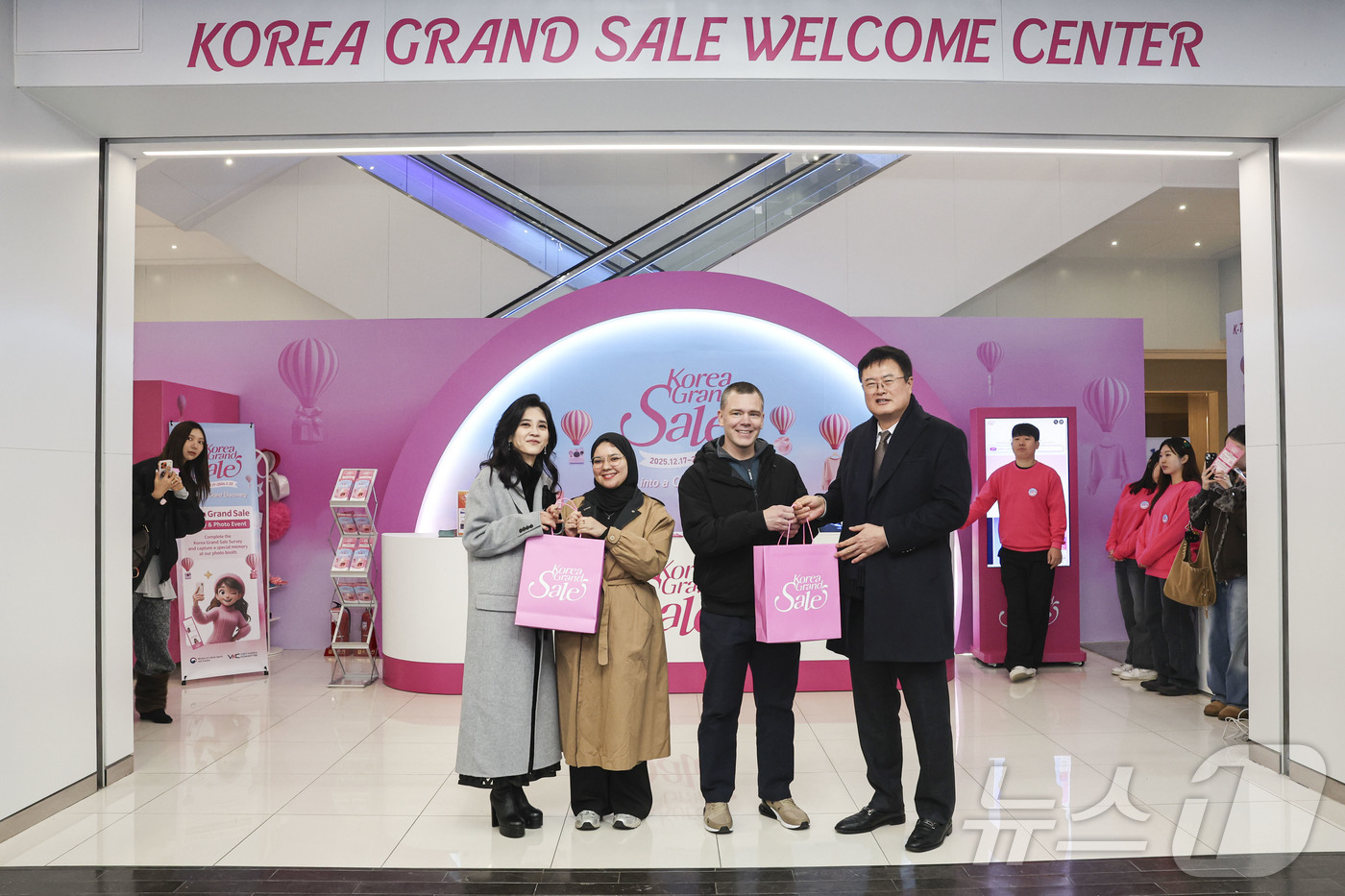 (서울=뉴스1) 이호윤 기자 = 이부진 한국방문의해위원장과 김대현 문화체육관광부 2차관이 17일 서울 중구 코리아그랜드세일 웰컴센터에서 외국인 방문객들에게 기념품을 증정 후 기념사 …