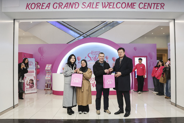 웰컴센터 방문객들과 기념 촬영하는 이부진 위원장과 김대현 2차관