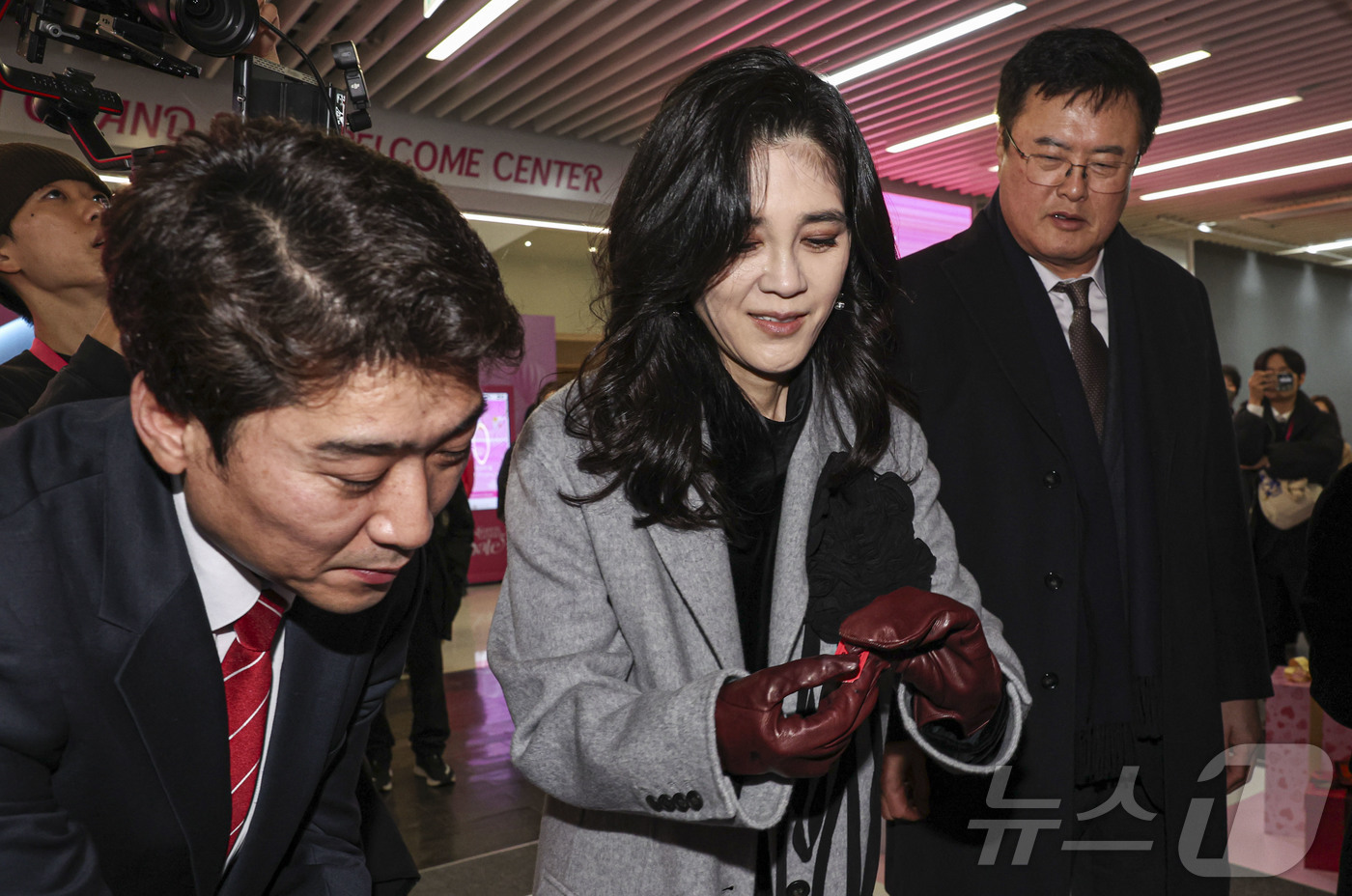 (서울=뉴스1) 이호윤 기자 = 이부진 한국방문의해위원장이 17일 서울 중구 코리아그랜드세일 웰컴센터에서 체험을 하고 있다. (공동취재) 2025.12.17/뉴스1