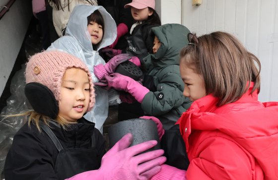 연탄 나눔 봉사펼치는 고사리손
