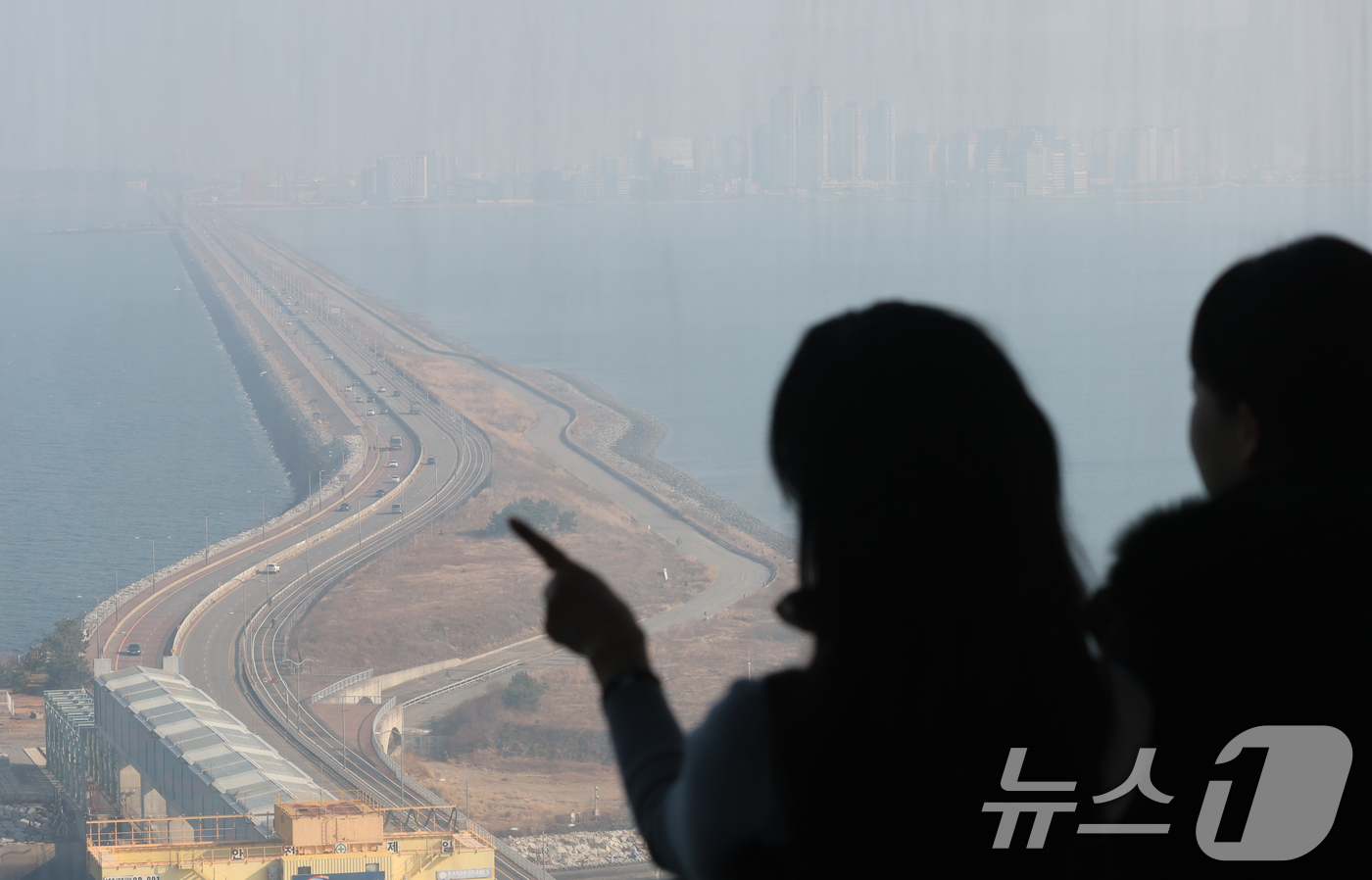 (안산=뉴스1) 김영운 기자 = 수도권 지역의 초미세먼지 농도가 '나쁨' 수준을 보인 17일 경기 안산시 단원구 시화달전망대에서 바라본 시화호조력발전소가 뿌연 모습을 보이고 있다. …