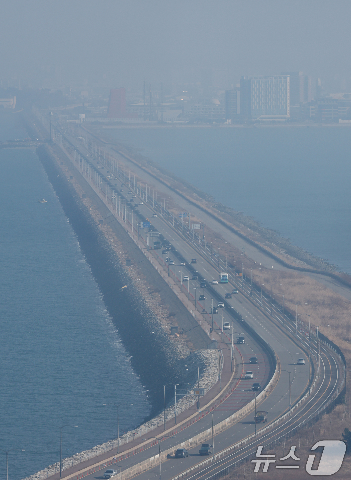 (안산=뉴스1) 김영운 기자 = 수도권 지역의 초미세먼지 농도가 '나쁨' 수준을 보인 17일 경기 안산시 단원구 시화달전망대에서 바라본 시화호조력발전소가 뿌연 모습을 보이고 있다. …