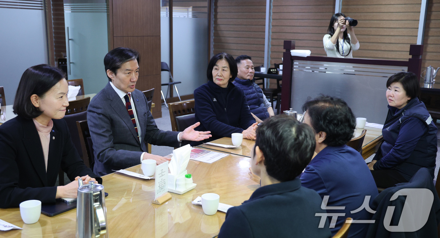 (서울=뉴스1) 신웅수 기자 = 조국 조국혁신당 대표가 17일 서울 여의도 국회 의원회관에서 국회 청소노동자 오찬에 앞서 대화하고 있다. 2025.12.17/뉴스1