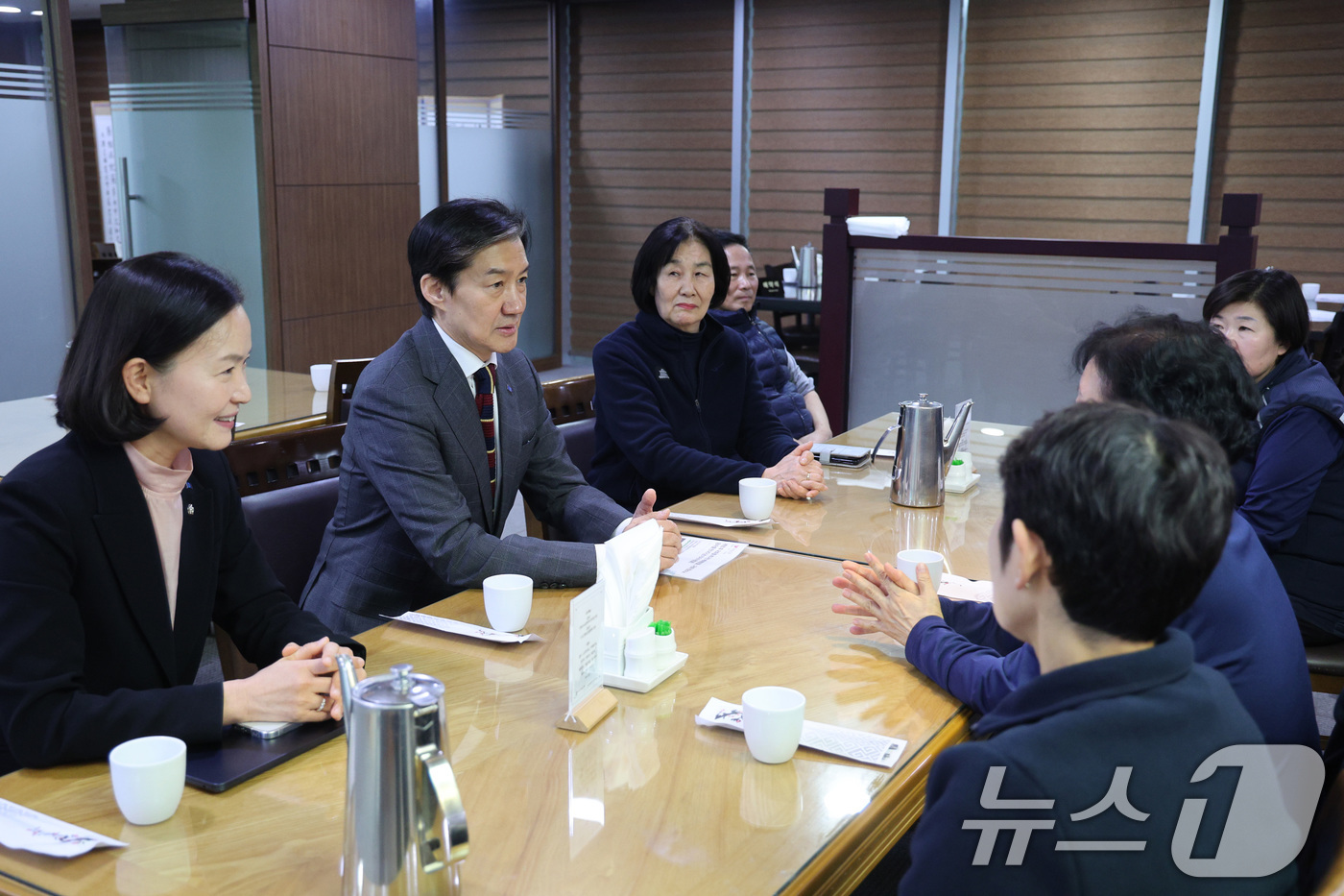 (서울=뉴스1) 신웅수 기자 = 조국 조국혁신당 대표가 17일 서울 여의도 국회 의원회관에서 국회 청소노동자 오찬에 앞서 대화하고 있다. 2025.12.17/뉴스1