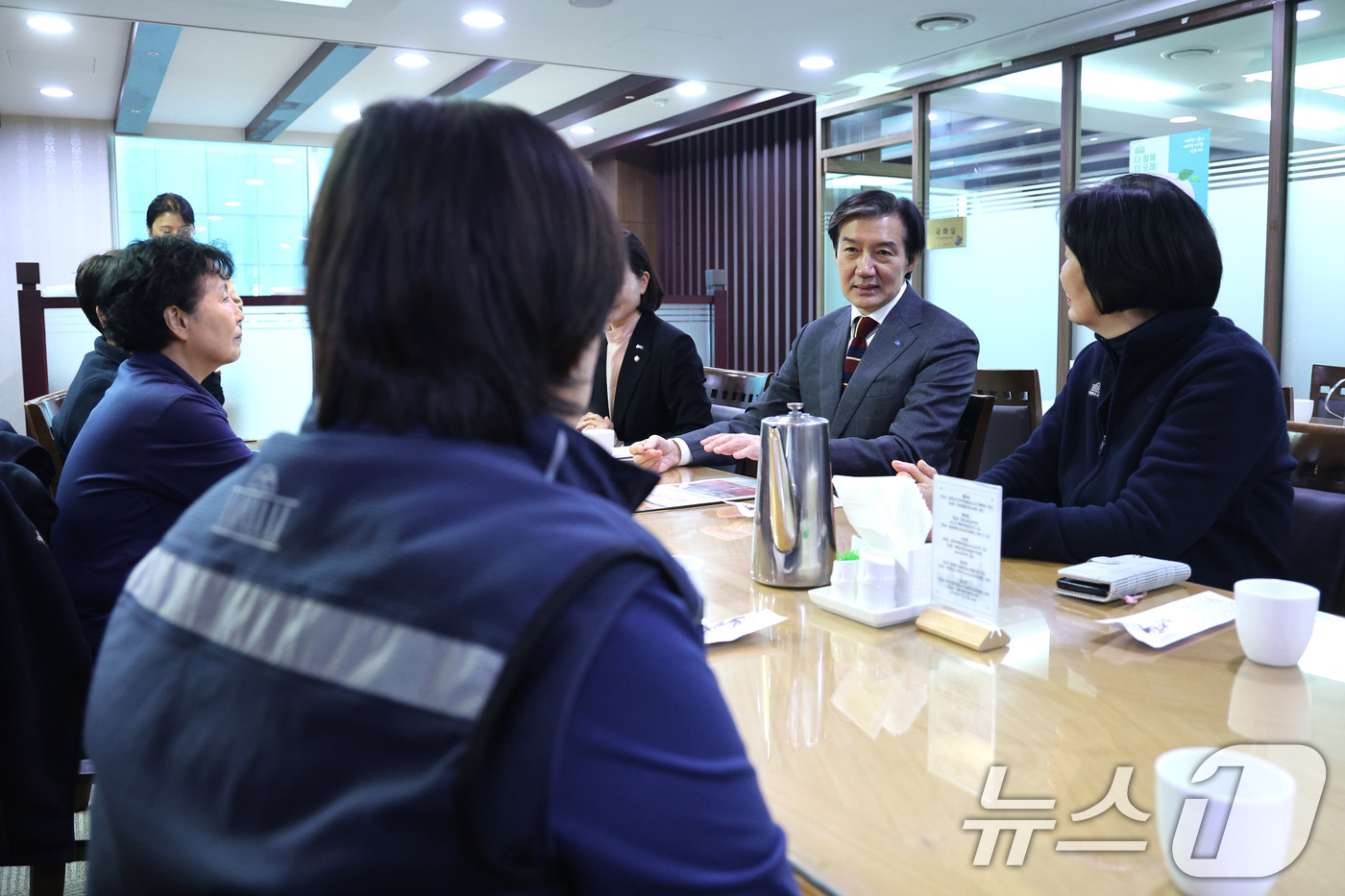 (서울=뉴스1) 신웅수 기자 = 조국 조국혁신당 대표가 17일 서울 여의도 국회 의원회관에서 국회 청소노동자 오찬에 앞서 대화하고 있다. 2025.12.17/뉴스1