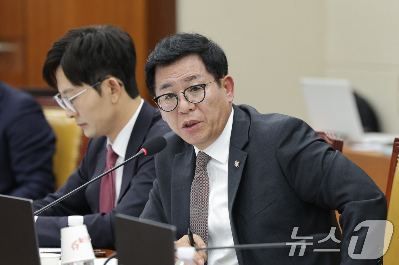 (서울=뉴스1) 신웅수 기자 = 이상휘 국민의힘 의원이 17일 서울 여의도 국회 과학기술정보방송통신위원회에서 열린 쿠팡 침해사고 관련 청문회에서 해롤드 로저스 쿠팡 임시 대표에게 …