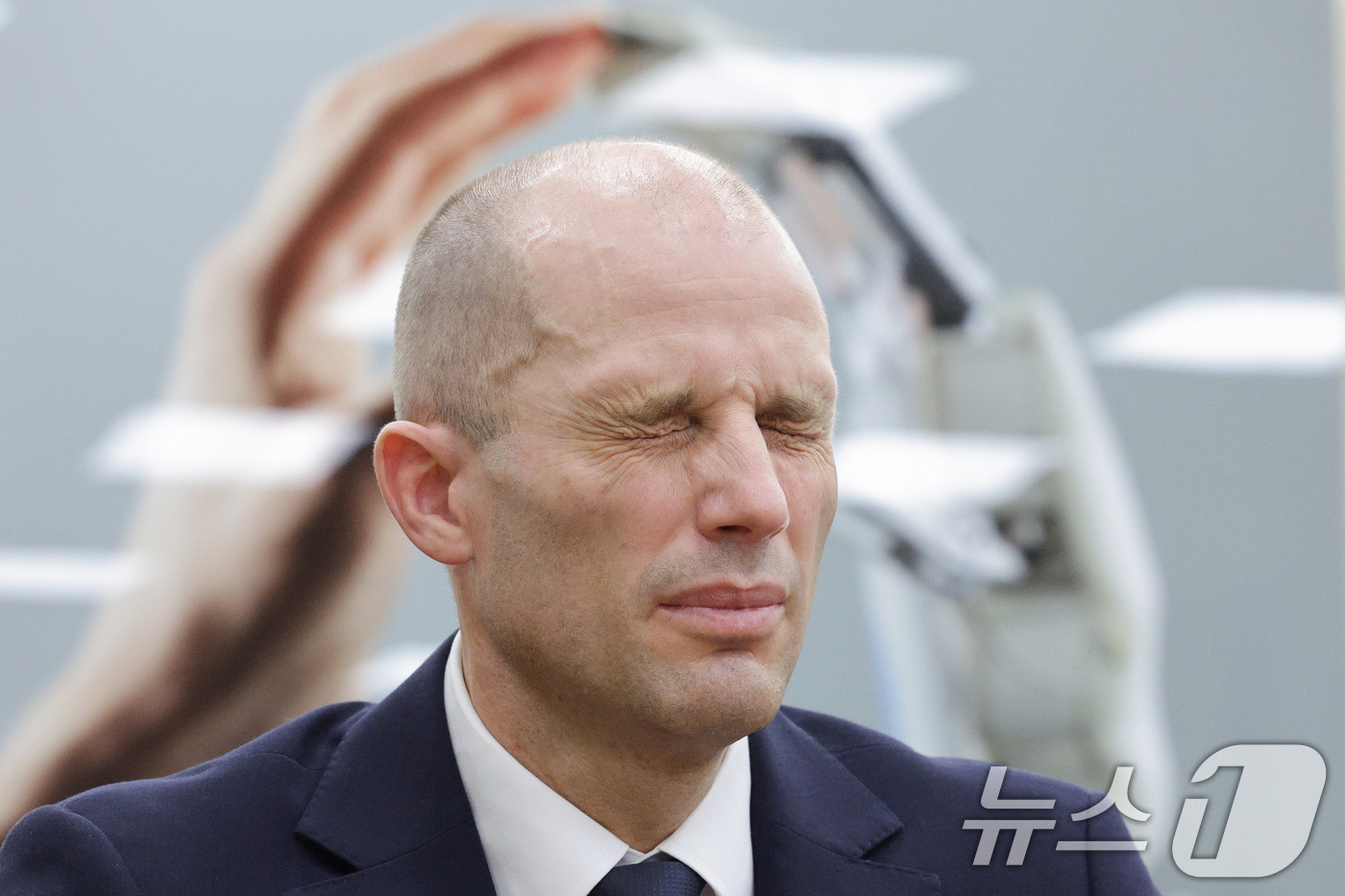 (서울=뉴스1) 신웅수 기자 = 해롤드 로저스 쿠팡 임시 대표가 17일 서울 여의도 국회 과학기술정보방송통신위원회에서 열린 쿠팡 침해사고 관련 청문회에서 의원 질의에 눈을 감고 있 …